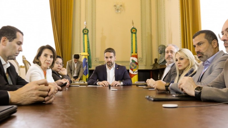 A foto, tirada no Palácio Piratini, mostra o governador do Estado, Eduardo Leite, no centro da imagem, rodeado pelos secretários e autoridades. 