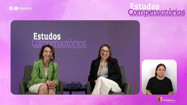 A imagem mostra duas mulheres sentadas em poltronas em um fundo roxo com o texto "Estudos Compensatórios". À esquerda, a Secretária da Educação, Raquel Teixeira, usa um blazer verde e sorri. À direita, uma outra mulher, também sorridente, veste um blazer preto e calças listradas. No canto inferior direito, há uma janela menor com uma intérprete de Libras (Língua Brasileira de Sinais), que veste uma camiseta preta.