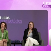 A imagem mostra duas mulheres sentadas em poltronas em um fundo roxo com o texto "Estudos Compensatórios". À esquerda, a Secretária da Educação, Raquel Teixeira, usa um blazer verde e sorri. À direita, uma outra mulher, também sorridente, veste um blazer preto e calças listradas. No canto inferior direito, há uma janela menor com uma intérprete de Libras (Língua Brasileira de Sinais), que veste uma camiseta preta.