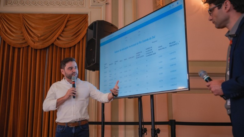 Governador em exercício Gabriel Souza apresentou resultados da avaliação de desempenho dos estudantes